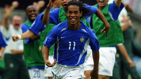 PSG'de iyi bir performans sergileyemeyen Ronaldinho, 2002 Dünya Kupası'nda gösterdiği performansla artık dünya futbolunda ortalığı kasıp kavuracak yeni bir yıldız geliyor dedirtmişti.