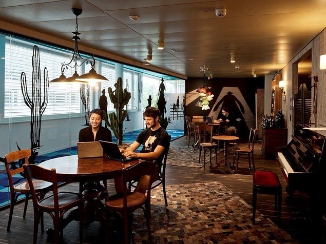 Western Lounge ise daha çok eski bir Teksas barı gibi dekore edilmiş.