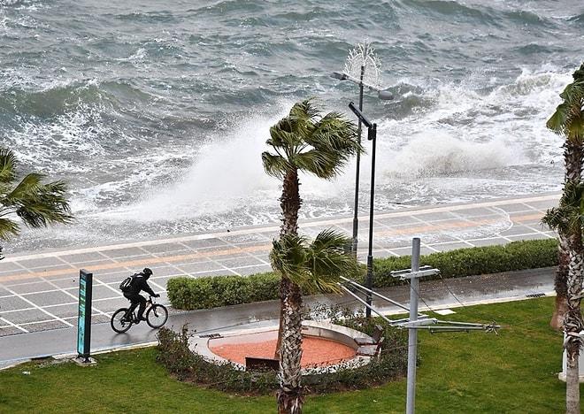 Kordon Dev Dalgalar ile Sular Altında Kaldı: Objektiflere Yansıyan Görüntülerle İzmir'de Fırtına ve Yağış