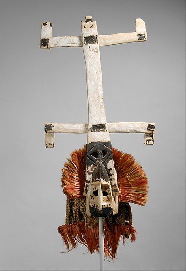 11. Kanaga aynı zamanda Mali’de Dogon kabilesinin dama adını verdikleri ritüellerde   giydikleri maskelere verilen isimdir.  Ölen kişilerin ruhunu kabileden uğurlamak için düzenlenen törenlerde takılır.