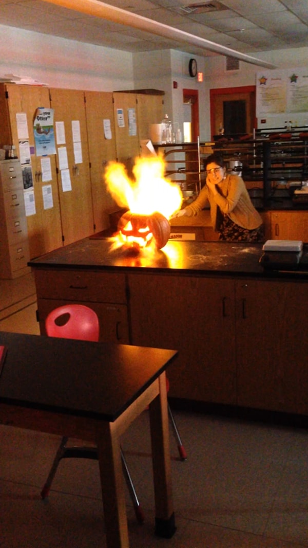 3. Взорвать тыкву в честь Хэллоуина - на такое способен только химик.