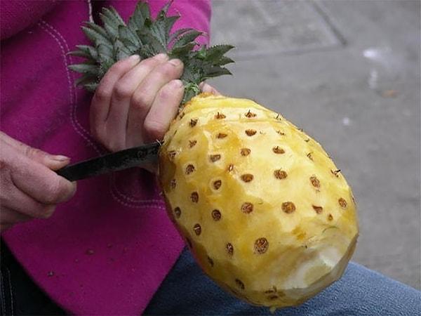 13. Tamam ananas nasıl soyulur bilmiyoruz ama böyle olmamalı.