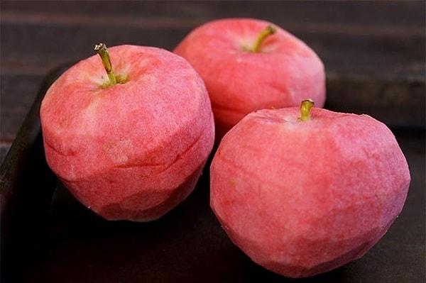 14. Bu ise bizde pek olmayan pembe elma... Bozulmuş mudur nedir?
