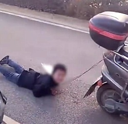 Çocuğun ellerinden bağlı bir şekilde sürüklendiğini görerek durduran ve görüntüleri kaydeden kişi anneye bunu yapmaması konusunda ikna etmeye çalışsa da başaramadı.