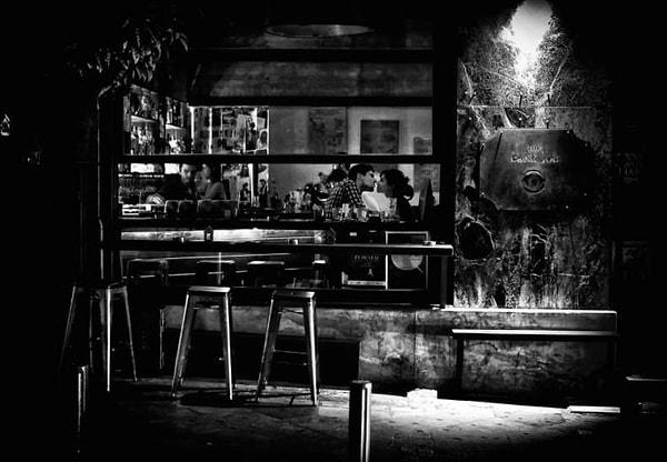 2. Atina'da gece yarısı bir kafenin camından süzülen aşk.