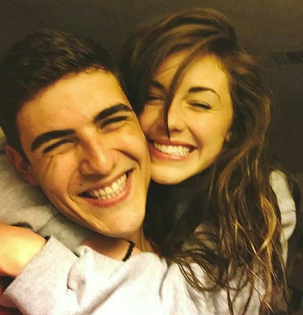 10. Он показывает зубы, когда улыбается