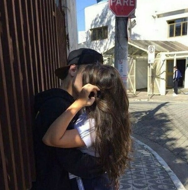 13. Его стопы повернуты к вам