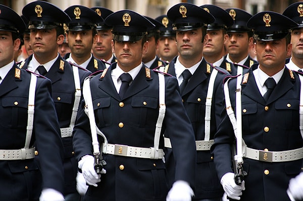 11. Форму итальянским полицейским шьет Prada