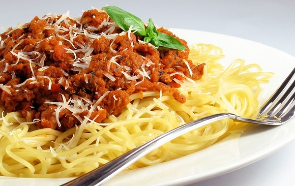 4. Если вы пришли в гости к итальянцам, и они подают спагетти к столу, вы просто обязаны доесть их по всем правилам — то есть собрать остатки соуса кусочком хлеба