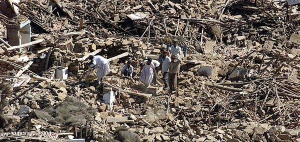 2001: Gujarat'da (Hindistan) 7,9 şiddetinde deprem meydana geldi. 20.000 den fazla insan hayatını kaybetti.
