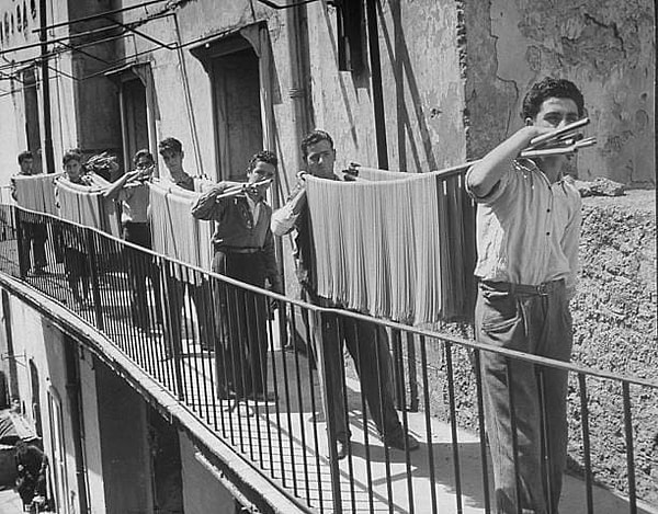 7. Производство спагетти, Италия, 1932 год