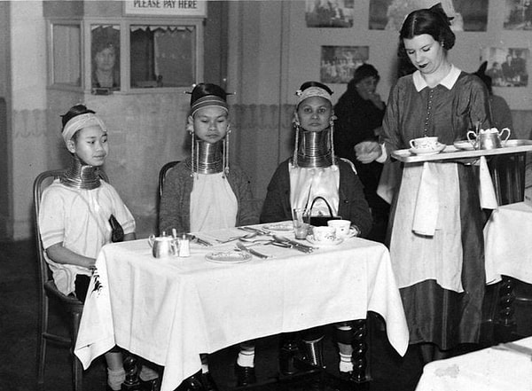 10. Девушки из Бирмы пьют чай. Англия, 1935 год