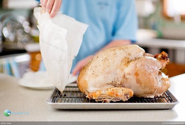 9. Tavuk göğsünü fırınlarken üzerine yağlı kağıt serin.  Bu sayede tavuğun kurumasını önleyebilirsiniz.