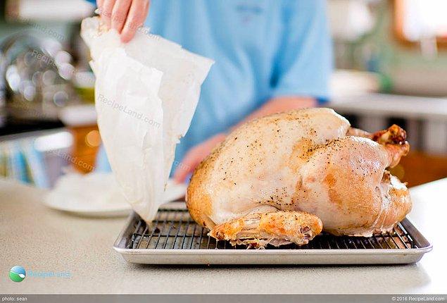 9. Tavuk göğsünü fırınlarken üzerine yağlı kağıt serin.  Bu sayede tavuğun kurumasını önleyebilirsiniz.