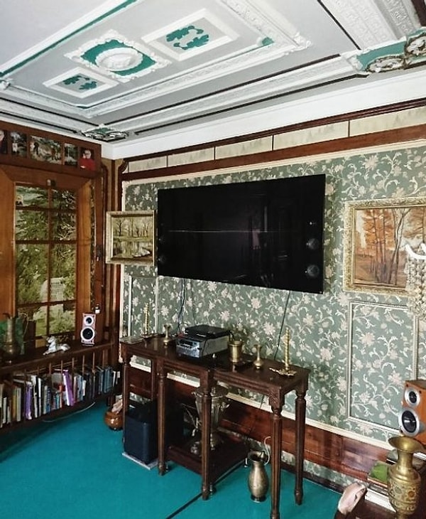 9. Лепнина на потолке, антикварная мебель - это же настоящий дворец! 🤴