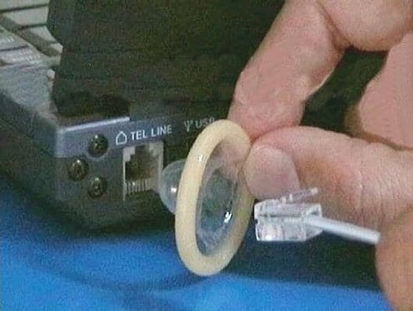 9. Лучшая защита против вирусов - старый добрый презерватив! 😅