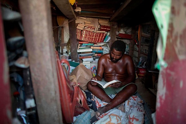 В его замке даже нашлось место для спальни и библиотеки.