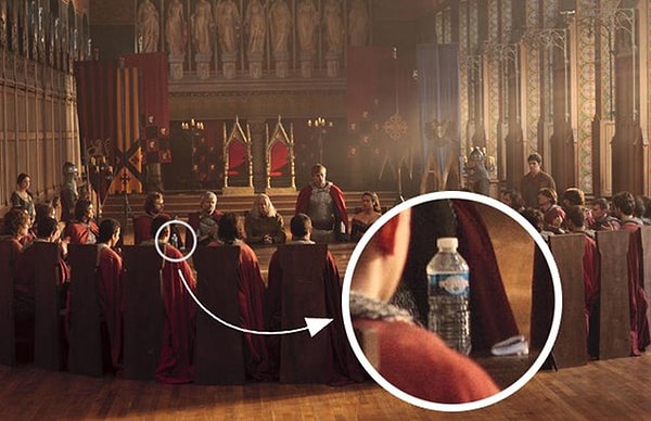 14. БОНУС от нас: Видимо, рыцари Круглого стола в фильме "Мерлин" решили угоститься бутилированной водичкой из будущего