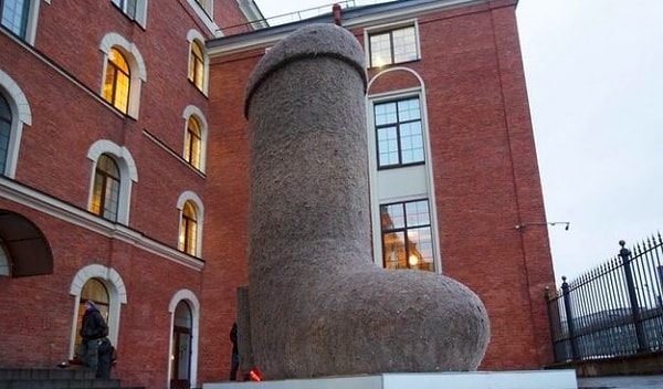 7. Самый большой валенок имеет высоту, равную 6 метрам