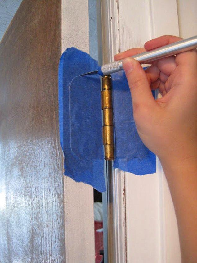 10. Menteşeleri çıkarmadan da kapınızı rahatlıkla boyayabilirisiniz.