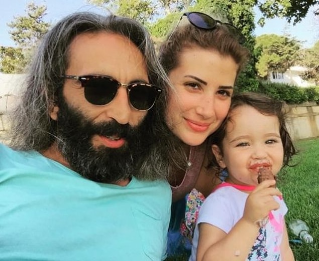 Gözlerden uzak tuttuğu ailesiyle birlikte kendisine uzun ve sağlıklı bir ömür diliyor, mutluluklarının katlanarak büyümesini temenni ediyoruz!