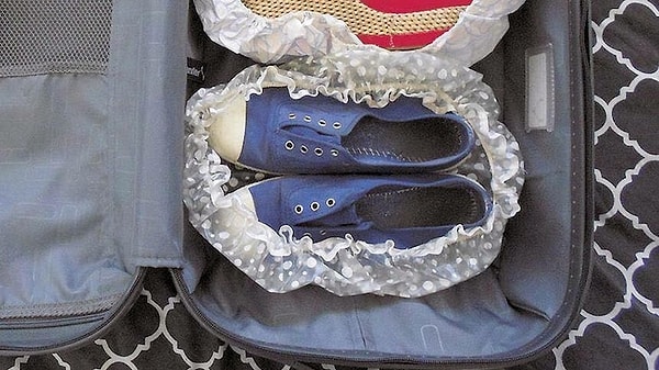 1. Поместите вашу обувь в шапочку для душа