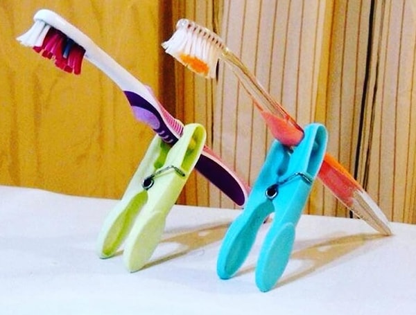 2. Сделайте своими руками держатель для зубных щеток из прищепок для белья