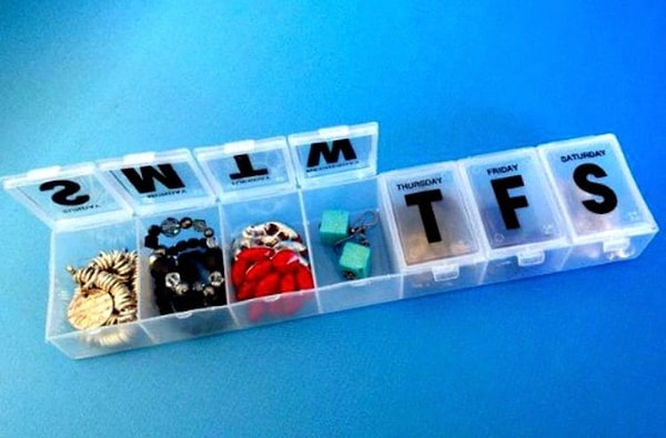 9. Используйте вот такой контейнер для таблеток, чтобы хранить различные украшения