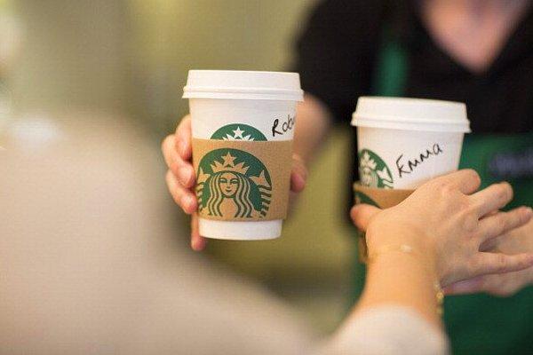10. CIA’in Virginia’daki kampüsünde yer alan Starbucks’ta, güvenlik prosedürleri gereği isim sorulmuyor ve bardakların üzerine yazılmıyor.