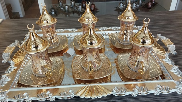 2. Kendinizi şehzade gibi hissedeceğiniz çay bardakları