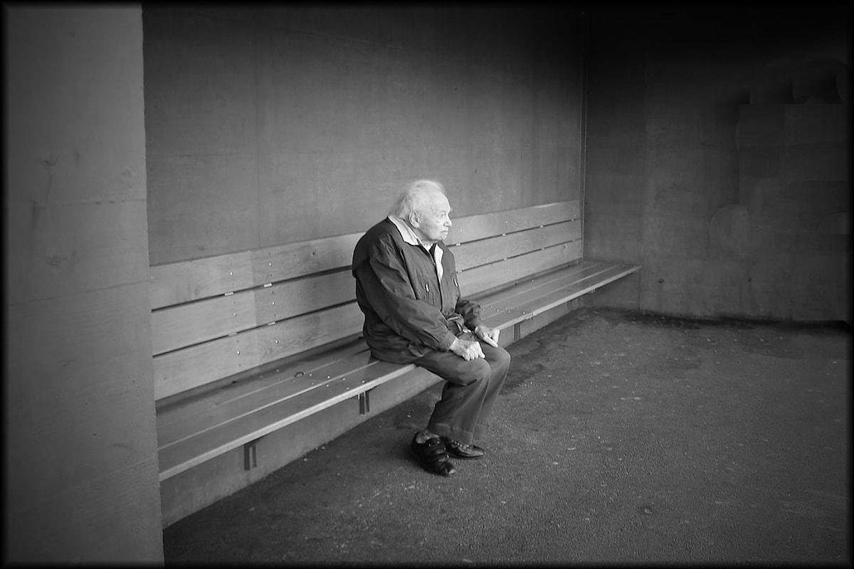 К старости человек чувствует глубокое разочарование. Одинокий старик. Старость в одиночестве. Одинокий пожилой человек. Пожилые люди грустные.
