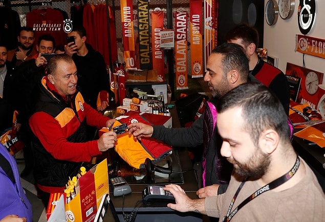Yellow Friday'e Galatasaraylı futbolcular, sporcular, yöneticiler, eski futbolcular, Fatih Terim ve ünlü isimler de katıldı.