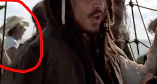 Karayip Korsanları'nın ilk filminde kovboy şapkası giyen adam final sahnesinde de arka planda göze çarpıyor. Film boyunca her fırsatı değerlendirmiş arkadaş. 😅