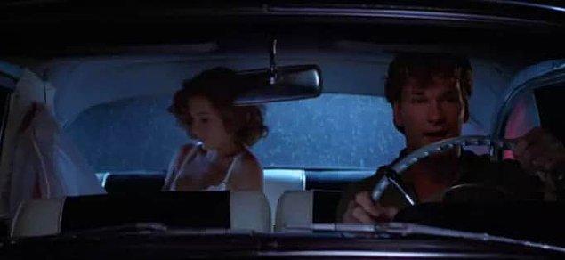 10. 'İlk Aşk, İlk Dans' filminde Johnny'nin araba sürüyor gibi göründüğü bir sahne var. Ama vites koluna yakından bakarsanız aracın park halinde olduğunu anlayabilirsiniz. 😅