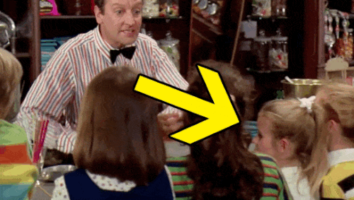 Yine Willy Wonka'da Bill karakteri tezgahı açarken yanlışlıkla küçük kızın yüzüne çarpar ve hiçbir şey olmamış gibi devam eder. 😔