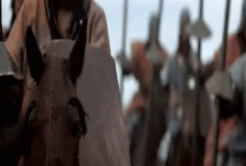 'Cesur Yürek' filmindeki savaş sahnelerinden birinde arka planda beyaz bir kamyonet görülür. Ama 13. yüzyılı anlatan bir filmde kamyonet ne alaka?