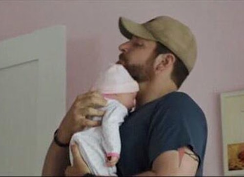 Ve tabii ki de 'Keskin Nişancı' filminde gerçek bebek değil, oyuncak bebek kullanıldı. Bradley Cooper gerçekçiliği yakalamak için bebeğin parmağını eliyle oynatıyor.