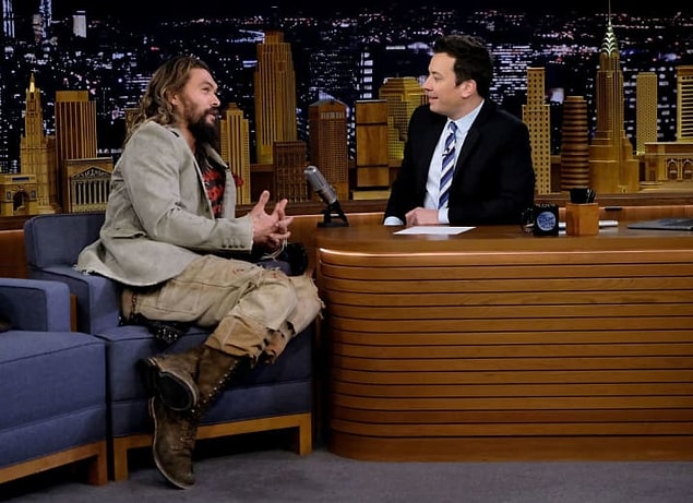 Jason, yeni Netflix dizisi 'Frontier' hakkında Jimmy Fallon ile kısa bir sohbet için 'The Tonight Show'a katıldığında küçük bir probleminden bahsetti.