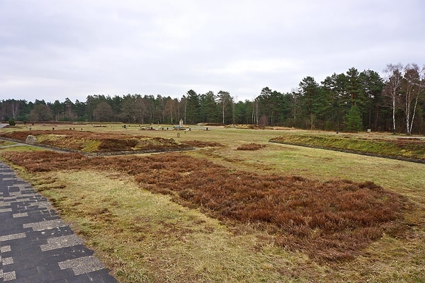 22. Насыпями обозначены 13 братских могил в концлагере Берген-Бельзен