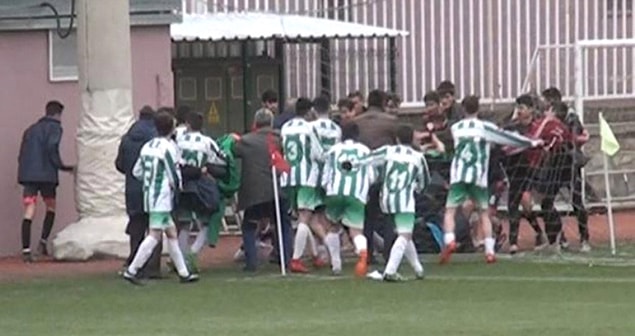 Ostimspor'un 3-2 kazandığı karşılaşmanın bitiminde Tunç Altındağsporlu yönetici, rakip takım antrenörüne tokat atınca saha karıştı.