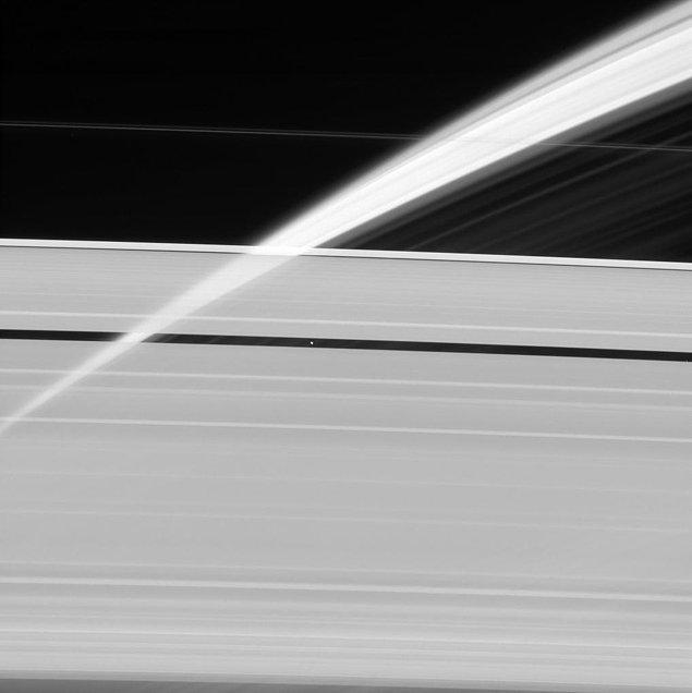 10. Satürn'den bir buz perdesi