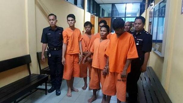 Murat ve Servan'a, mahkumların giydikleri turuncu kıyafetten giydiriyorlar hapishanede.
