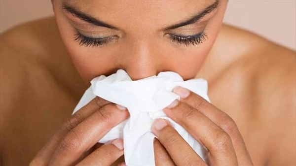 1. Увлажнять ноздри с помощью ватных палочек