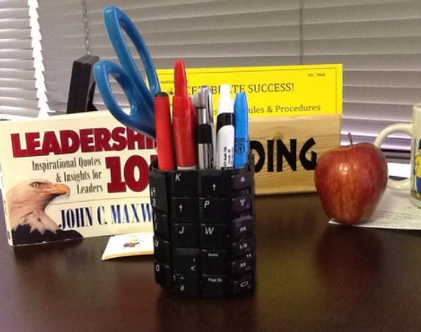 8. Настольная подставка для ручек
