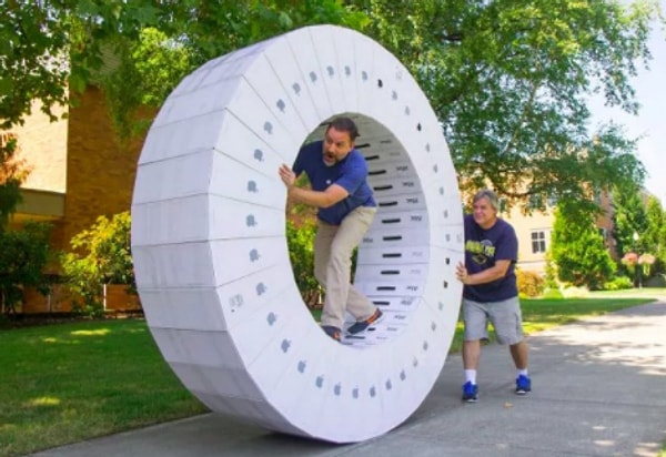 18. Почувствуй себя хомячком (сооружено из обычных коробок)