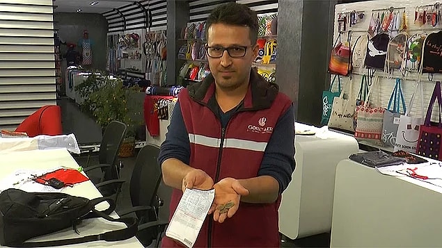 1. Böylesi yalnızca Türk filmlerinde olur zannediyorduk: Ramazan Özlen, yerde parasıyla birlikte bulduğu su faturasını ödedi.