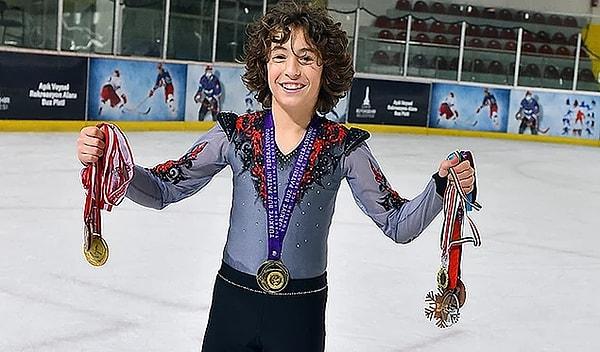 7. Buz pateninde dünya rekoru kıran 12 yaşındaki Efe Çetiz.