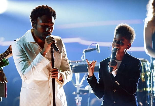 11. Gelecek yıl seyirciyle buluşacak yeni "Aslan Kral" filminde Simba'yı seslendiren Childish Gambino, genç Simba'yı seslendiren 10 yaşındaki JD McCrary ile birlikte sahne aldı. 👏👇