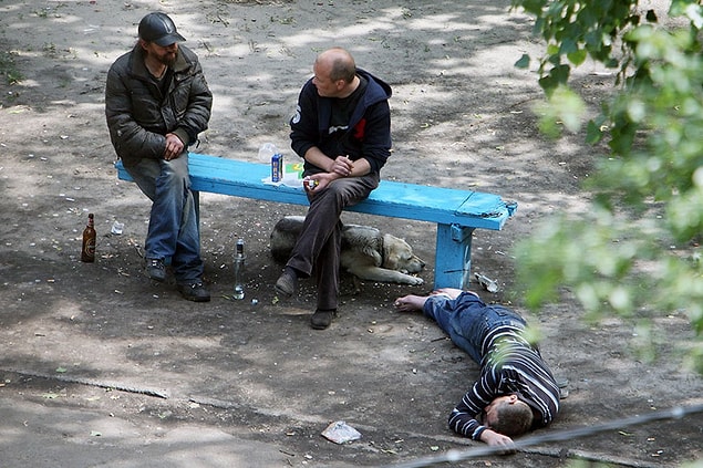 Mutfak penceresinden bakarak 10 yıl boyunca aynı bankın fotoğraflarını çeken Yevhen Kotenko, bir yerde bir zaman diliminde nelerin değişip nelerin değişmeyeceğini gözler önüne serdi.