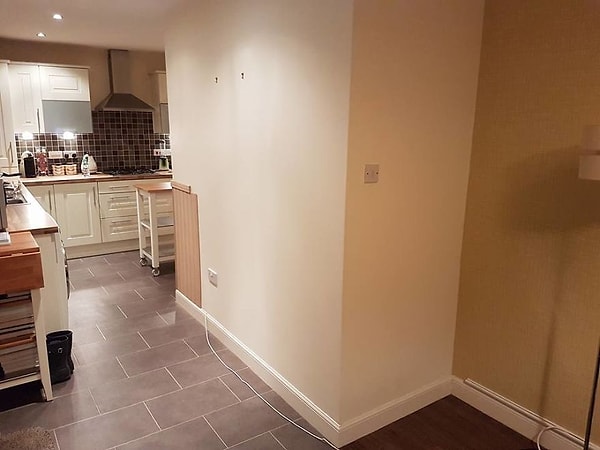 Чтобы использовать свободное пространство, необходимо было снять кабели сигнализации внутри стены и сделать отверстие для входа.